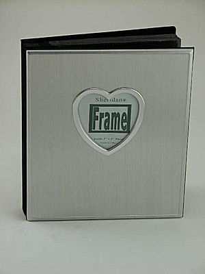 Heart photo album CG024438 - This photo album has a satin finish in an attempt to hide unwanted finger prints.  Its 3 in. heart opening makes it perfect as an engagement, wedding or anniversary gift.