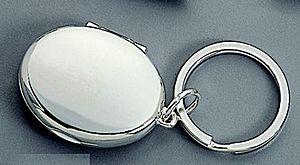 Locket key chain CG03231 - Locket key chain opens up to reveal two oval picture frames.